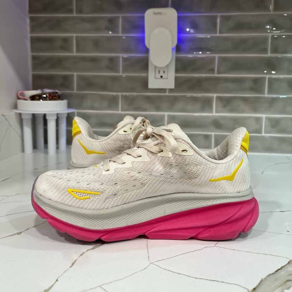 Hoka Clifton 9 Running Shoes. Women’s Size 6B Color Cream - Picture 4 of 10